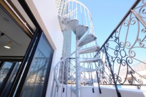 HJ PLACE TAKANAWA_バルコニー螺旋階段
